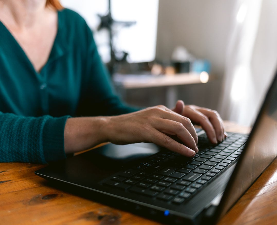 Foto ter illustratie, iemand die werkt op een laptop in een kantoor